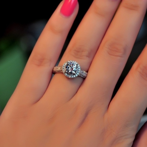 Gorgeous Round Cut Engagement Ring - Picture 2 of 5